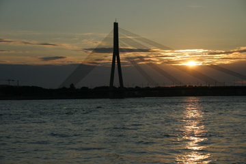 Brücke über den Fluß Daugava